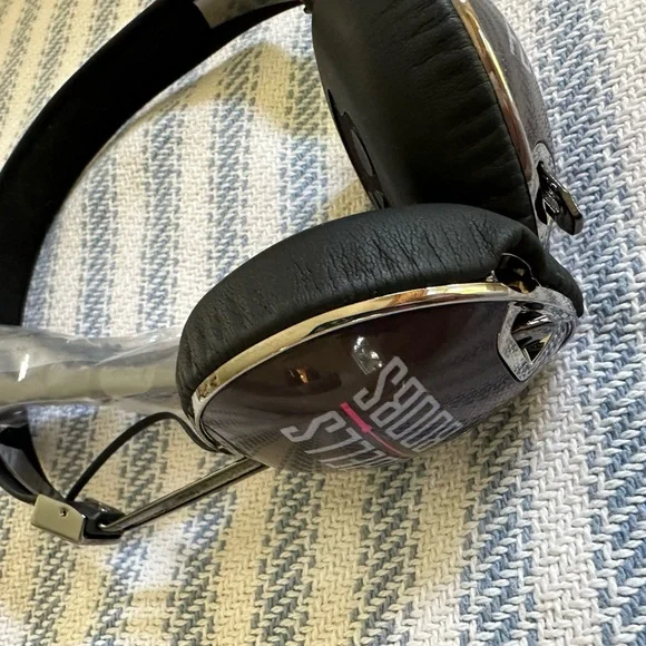 Skullcandy special edition CrossFit Barbells for Boobs headphones over ear - Picture 2 of 6